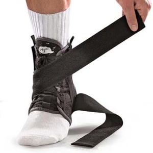 mueller-hg80-anklebrace-wstraps-main