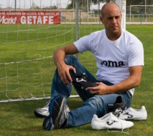 1350676400_pepe-reina-football-boots