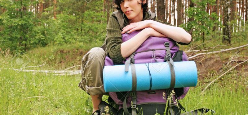 597385-fille-jeune-femme-avec-un-sac-dos-de-randonn-e-dans-une-for-t-de-repos--Banque-d'images